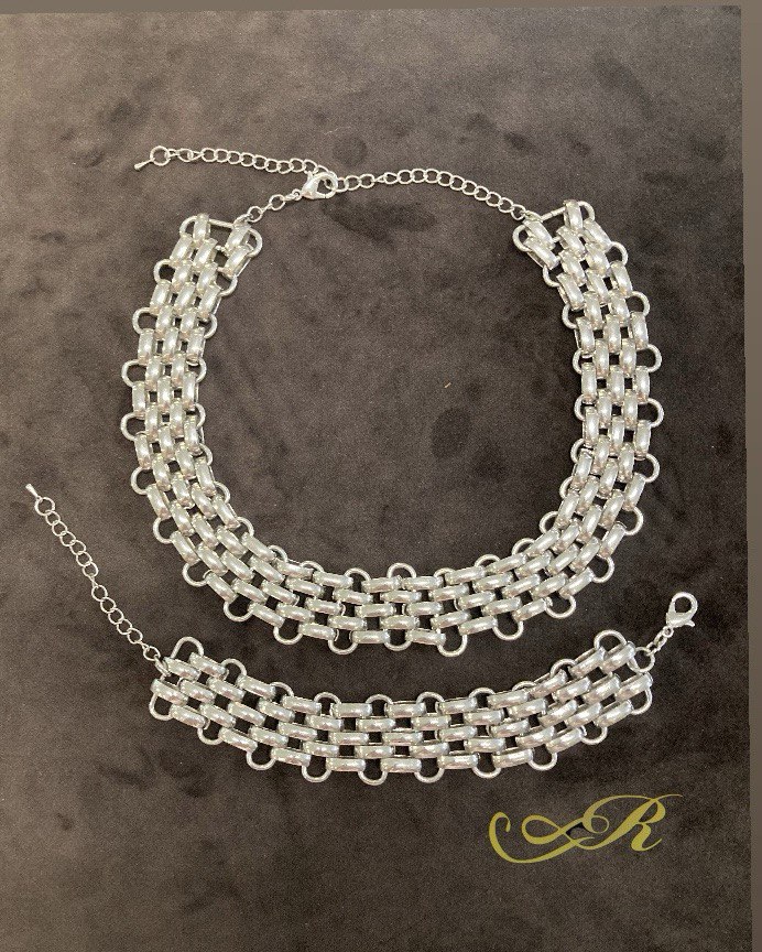 Комплект: чокер и браслет. Мед.сплав. Браслет 16 см. Чокер 37 см.