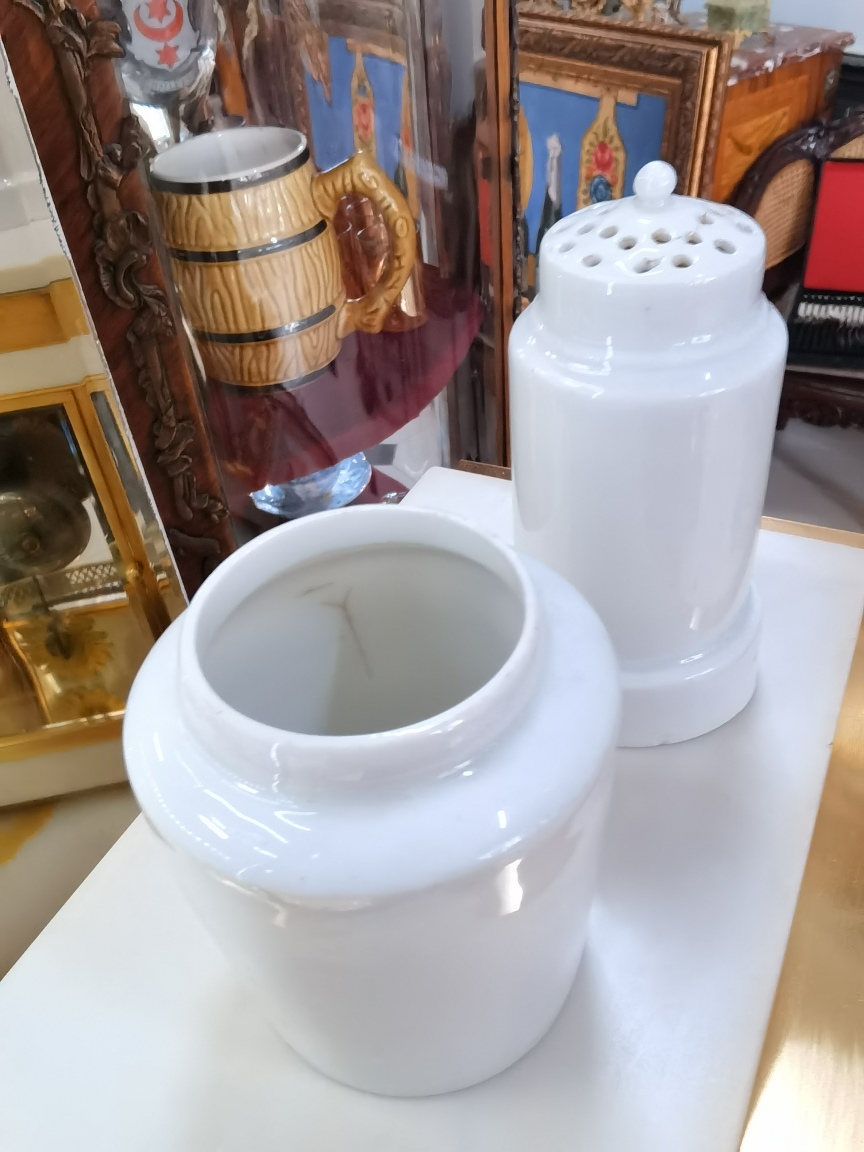 Фарфоровые перечница и соусница. Кузнецов.