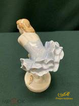 Фарфоровая статуэтка "Балерина в голубом платье надевает пуанты" СССР Дулево.