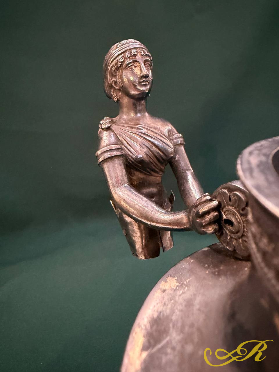 Чайник модерн. Серебро 950 пр. Франция 1809-1819 гг. Вес -865 гр. В-21,5 см. Ш-23,5 см.Внутри золочение,штихель. Костяная ручка утрачена. Состояние на фото.