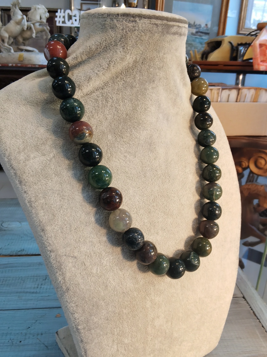 Бусы из халцедона