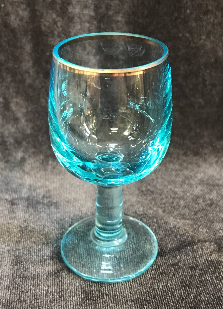 162 Рюмка голубая, урановое стекло,высота 7,5 см,объем 25 мл.