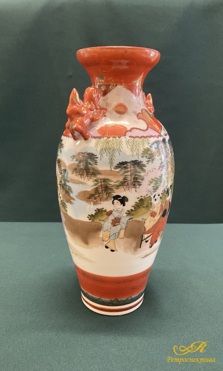 Ваза фарфоровая, роспись, золочение. Япония. Вторая половина ХХ в. Высота 26 см. Диаметр горлышка 7,5 см.