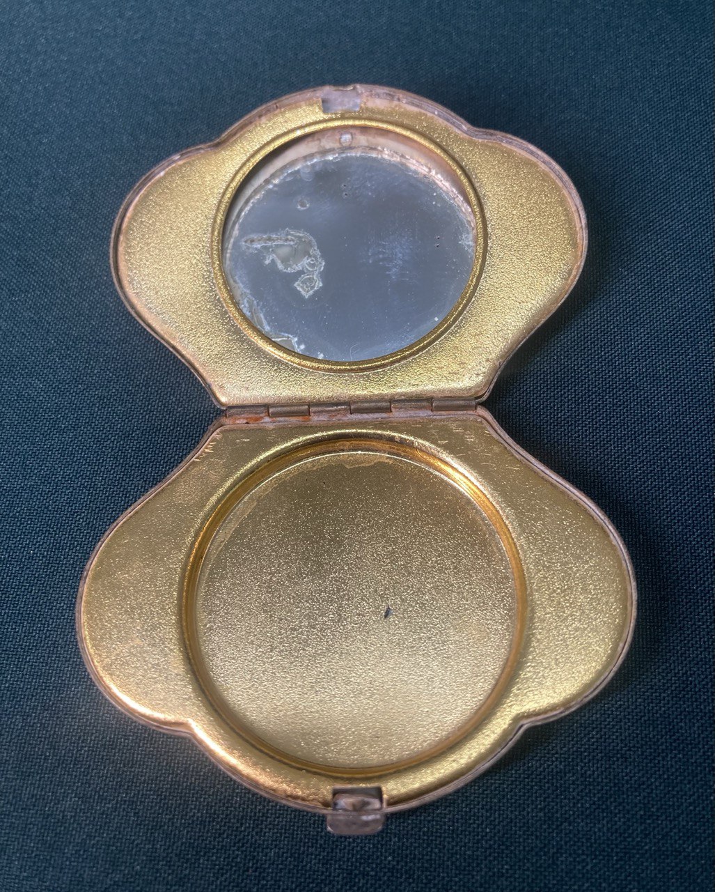 Пудреница винтажная с зеркалом.  Ленинград СССР. Мельхиор.