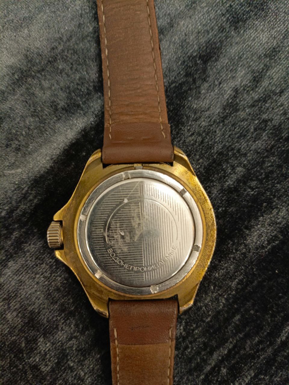 Часы наручные «Восток» водонепроницаемые. Браслет кожаный. Рабочие.