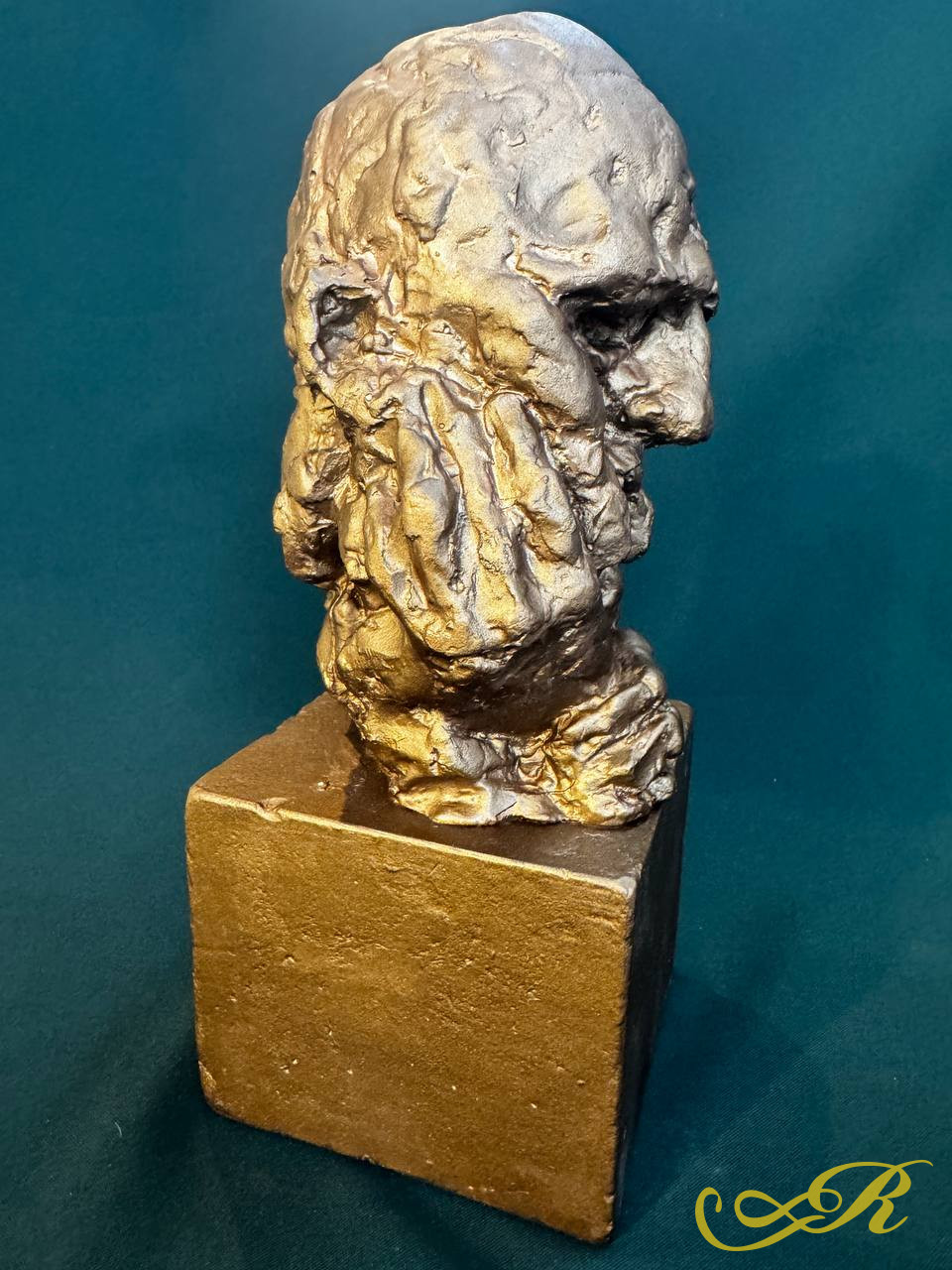  Статуэтка  ''Сагыш''.Работа автора Баки Урманче. Крашеный гипс(золото) 270*110*110