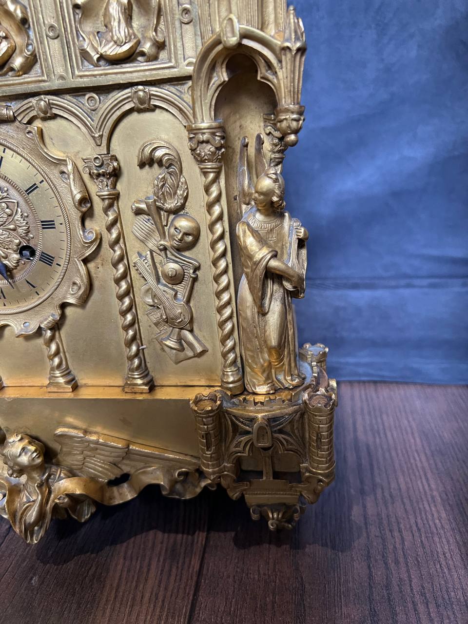 Часы каминные с канделябрами в стиле ампир. Франция. Бронза, золочение.