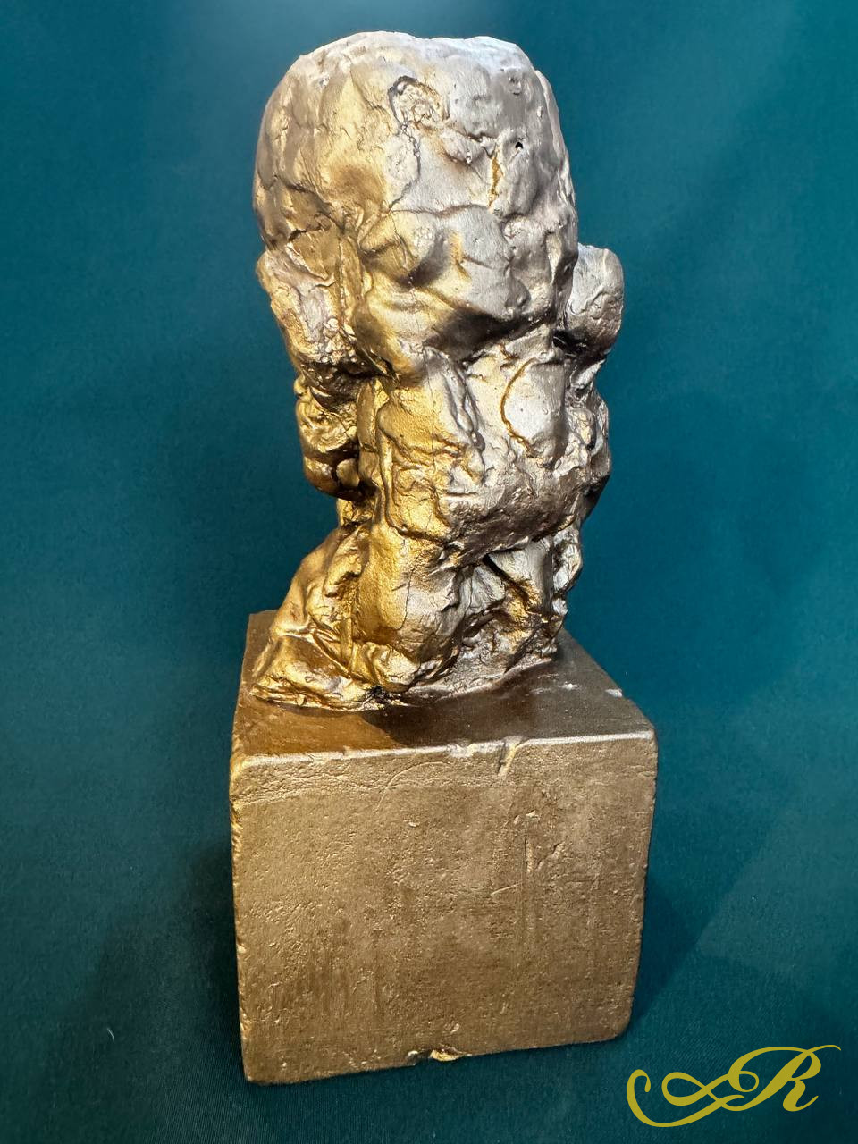  Статуэтка  ''Сагыш''.Работа автора Баки Урманче. Крашеный гипс(золото) 270*110*110