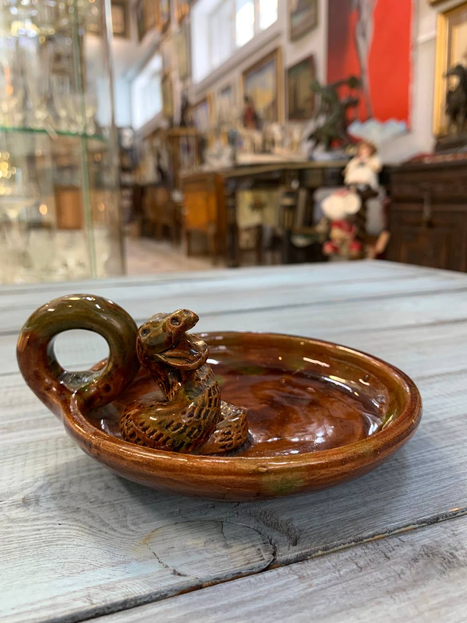 Керамическая пепельница с изображением змей