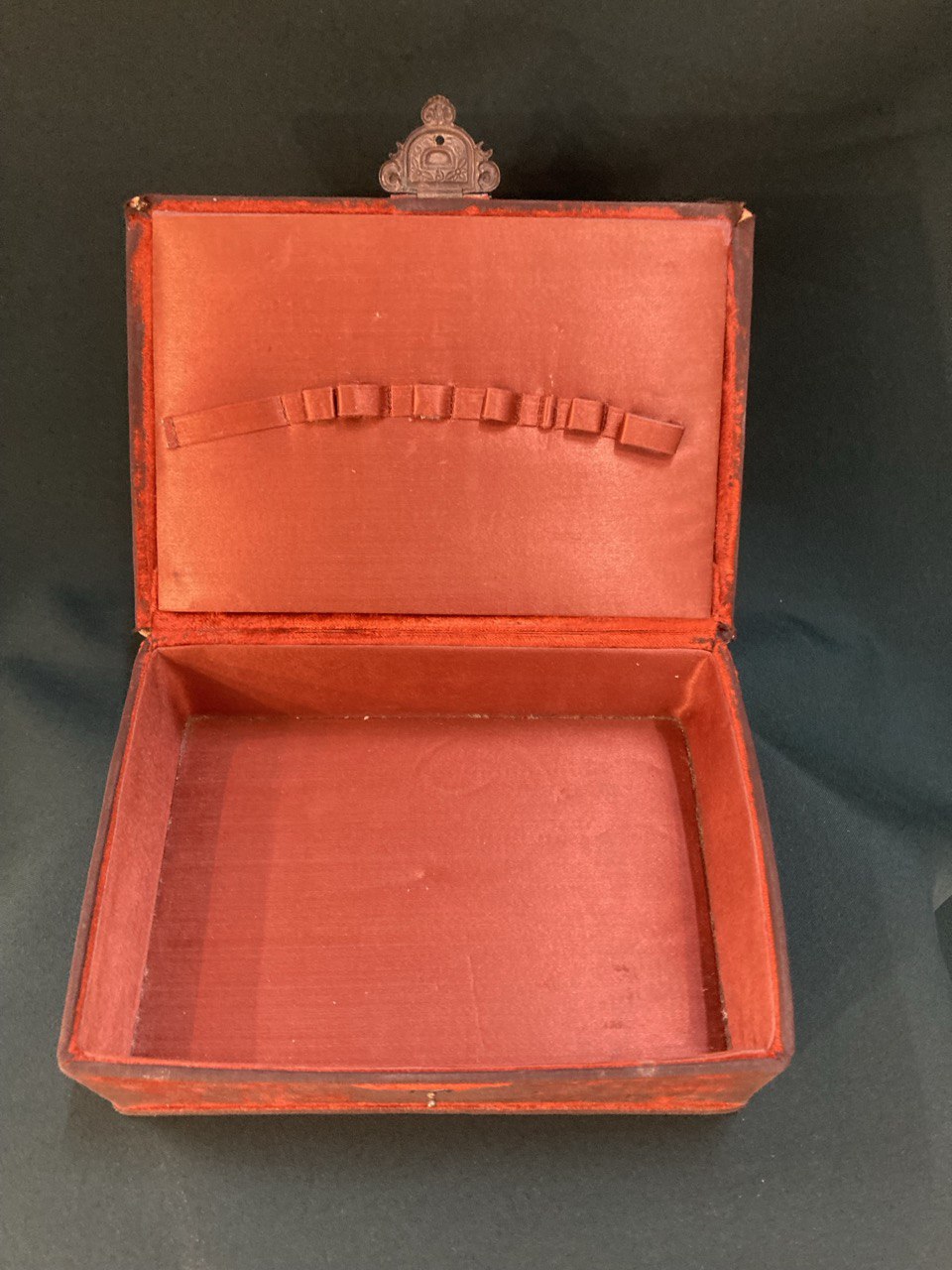 Шкатулка XIX в. Картон,бархат, медь с посеребрением, шелк.