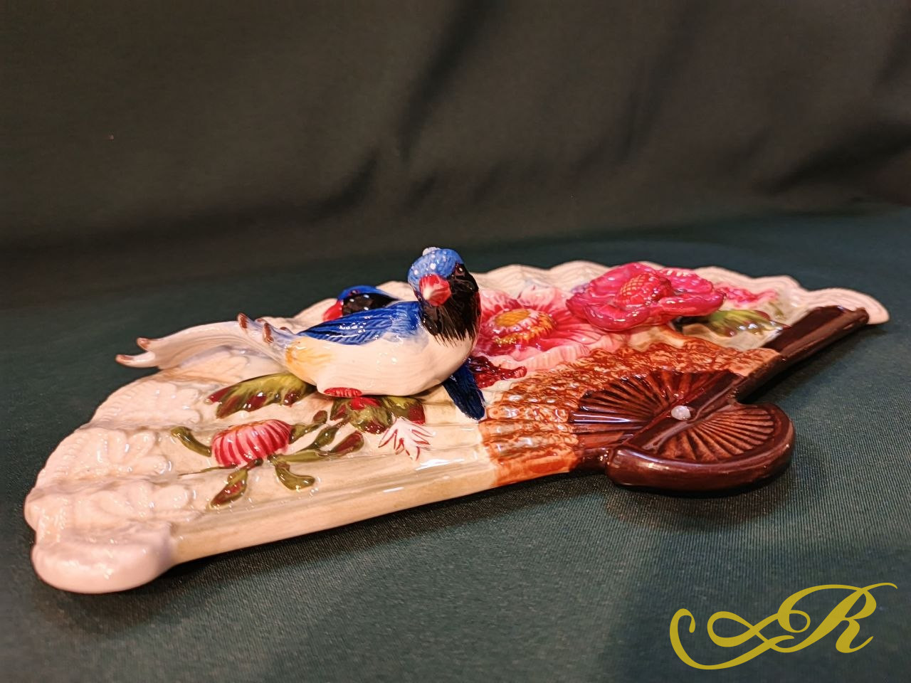  настенное панно, выполненное в форме веера с объемными элементами из керамики. 