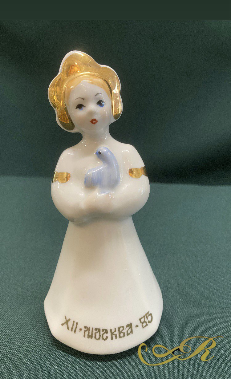 Статуэтка "Девушка с голубем"  XII Москва - 85.
