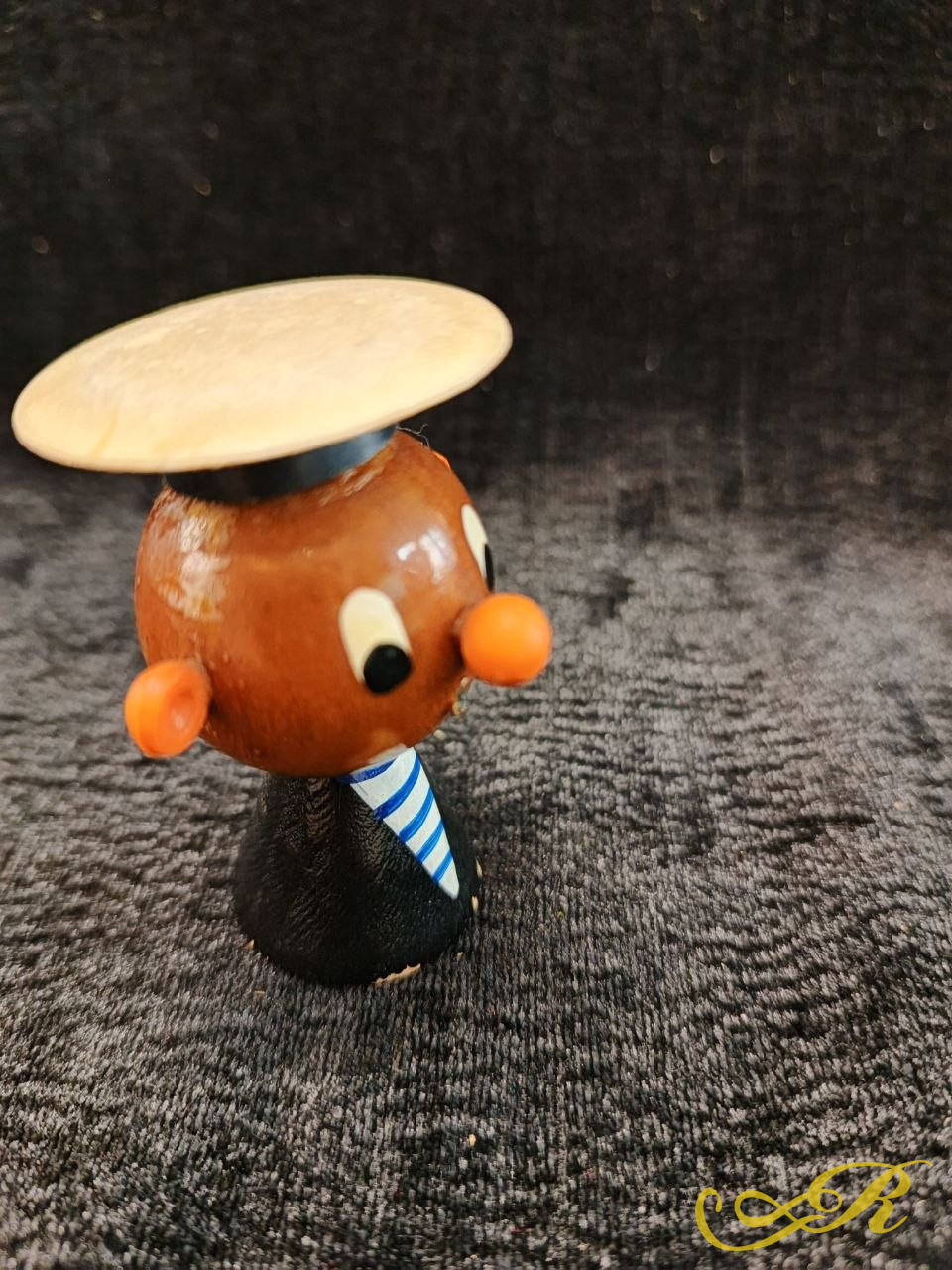 Винтажная деревянная фигурка. СССР. Ручная роспись. В-5,8 см. Ш-4,4 см.