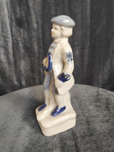 Статуэтка "Джентельмен с цветком на руке"