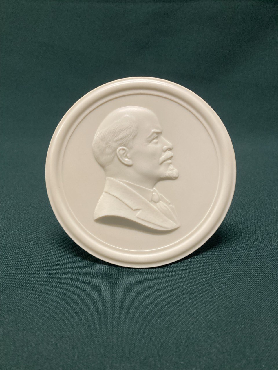 Панно Ленин. Карболит, диаметр 10,5 см