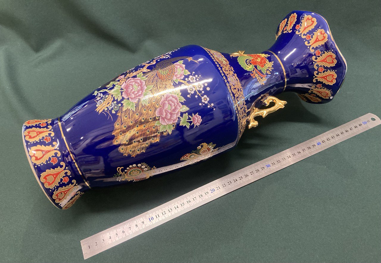 Ваза китайская. Высота 44 см см.