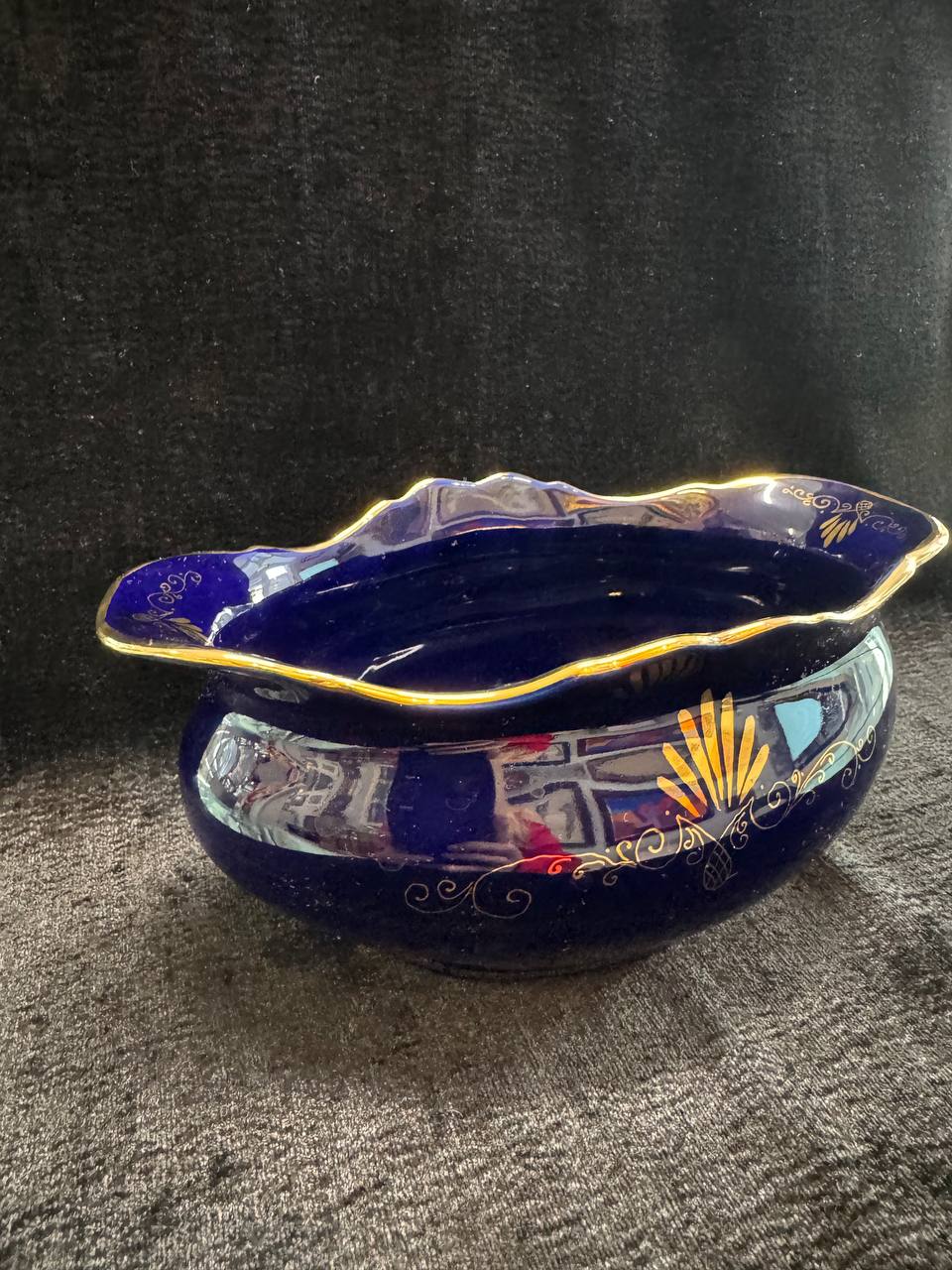 Фарфоровая конфетница, СССР Кисловодск. Кобальт, золочение. 