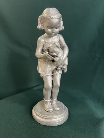 Скульптура «Девочка с кошкой», Ленинград МонументСкульптура, 1957 г, высота 28 см