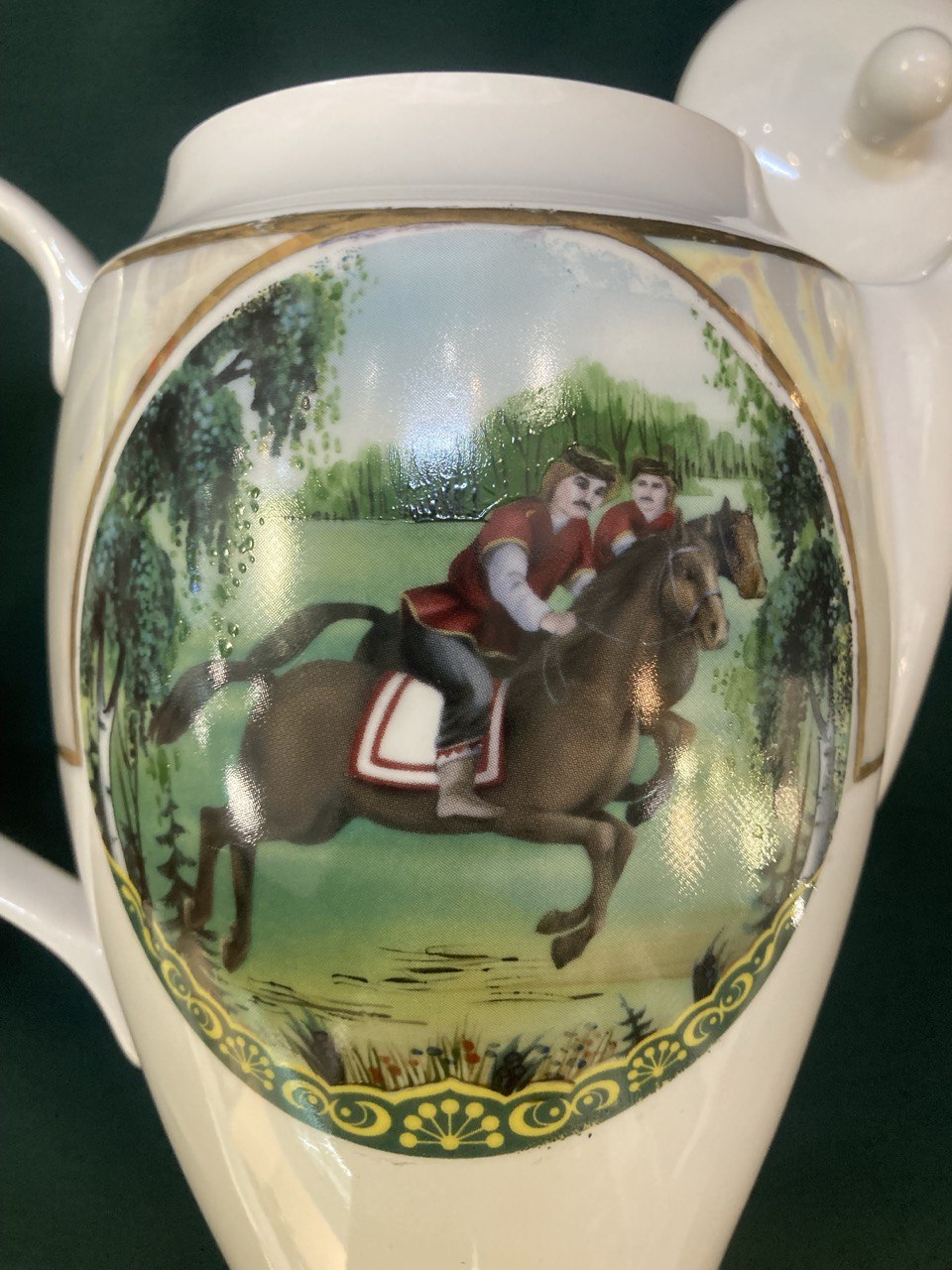 Чайник с орнаментом «Всадники» Высота 21 см .Объем 1 литр.