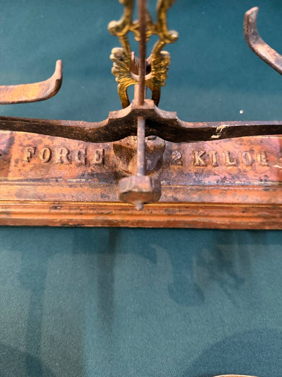 Старинные маленькие Весы FORGE 1/2 KILOG. 