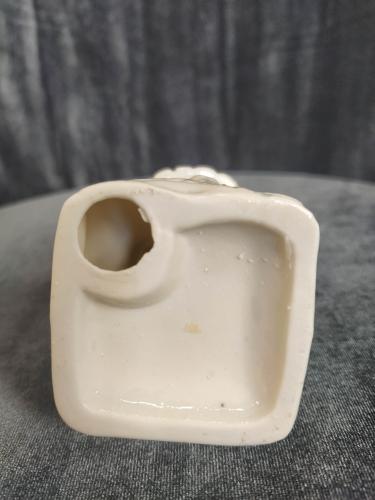 Статуэтка "Джентельмен с цветком на руке"