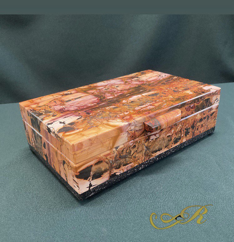 Шкатулка яшма " Пикассо".