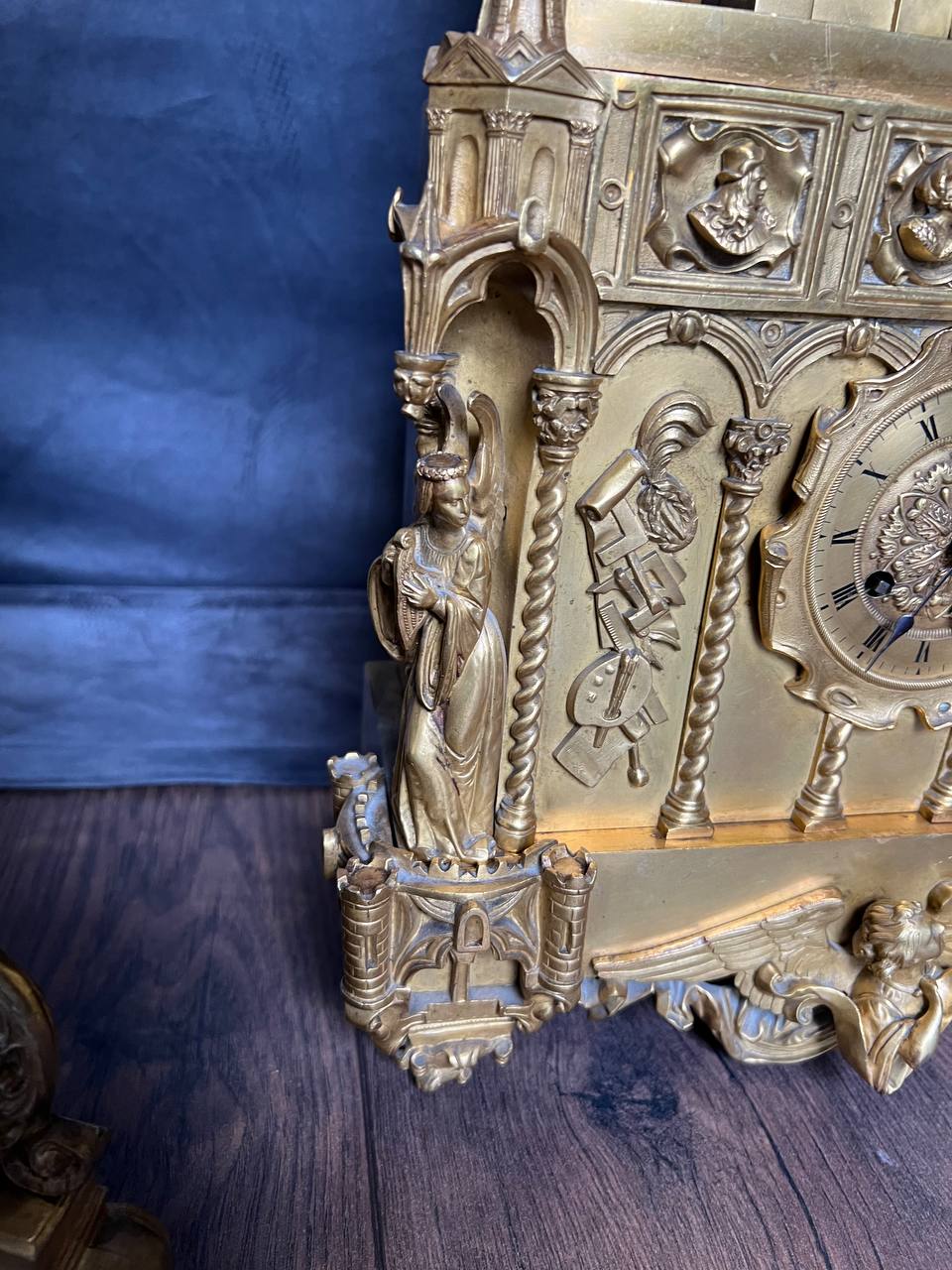 Часы каминные с канделябрами в стиле ампир. Франция. Бронза, золочение.