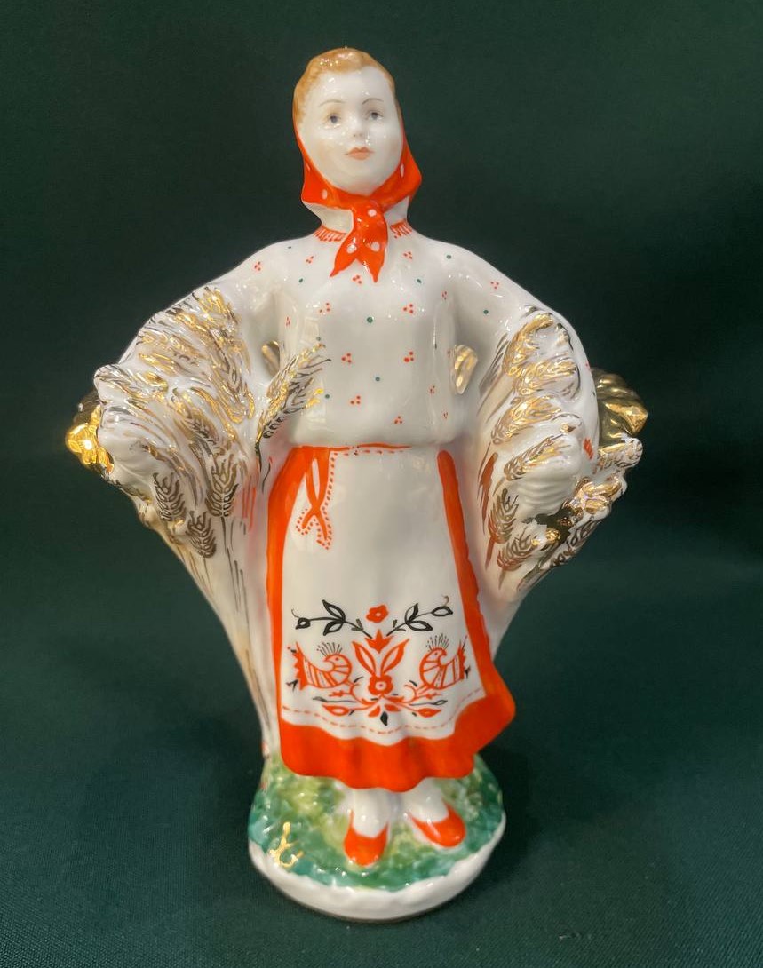 Фарфоровая статуэтка. Девушка со снопом. Крестьянка. Колхозница. Карандашница.
