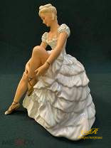 Фарфоровая статуэтка "Балерина поправляет пуанты." Германия. Schaubach Kunst. Шайбах Кунст.