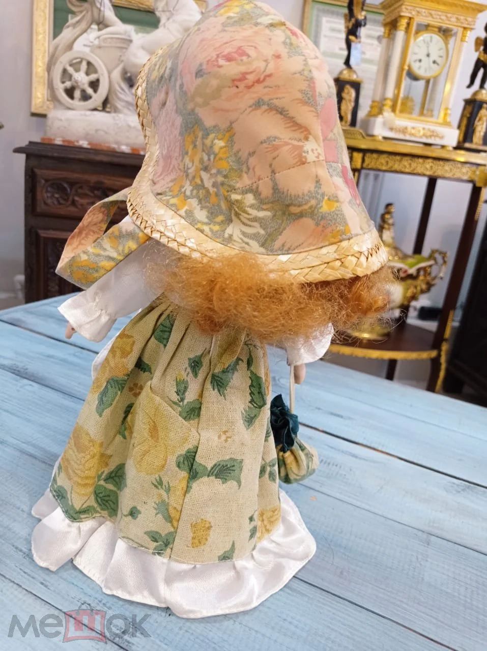 Фарфоровая кукла на подставке  34 см.