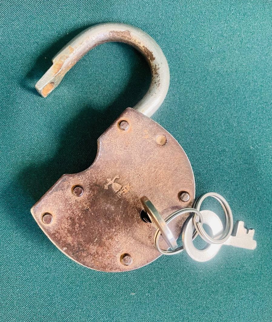 Замок хозяйственный, амбарный, железный,  СССР в комплекте с ключами