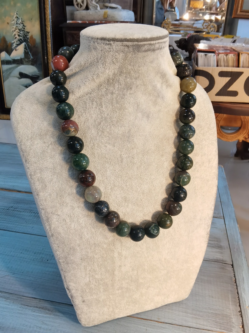 Бусы из халцедона