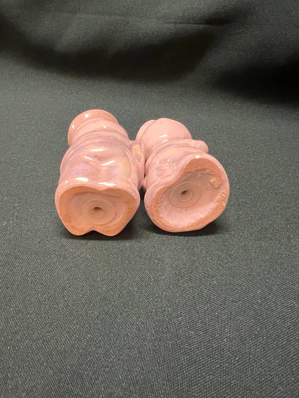 Парочка поворят. Перечница и солонка. Фарфор, перламутр.