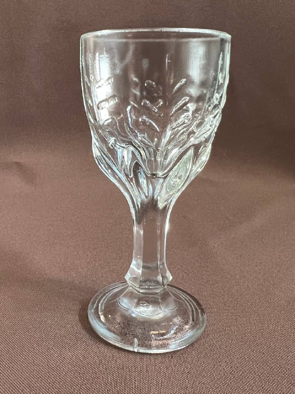 112. Рюмка на ножке,завод «Столле» СССР , вторая,пол.  ХХ века, прессованное стекло, огранка,высота 102мм, объем 40 мл.