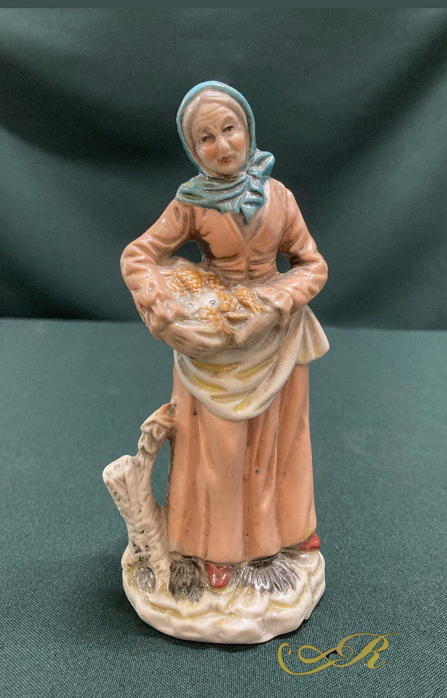 Статуэтка «Бабушка с рыбой»