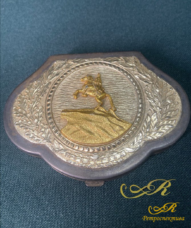 Пудреница винтажная с зеркалом.  Ленинград СССР. Мельхиор.