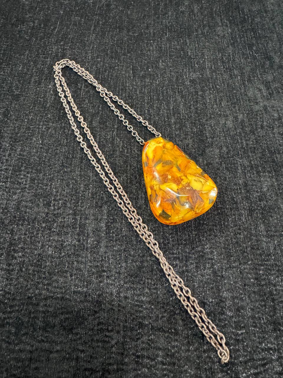 Винтажная подвеска с янтарем. Размер кулона: высота 6 см, ширина 4 см. ( в широком месте).