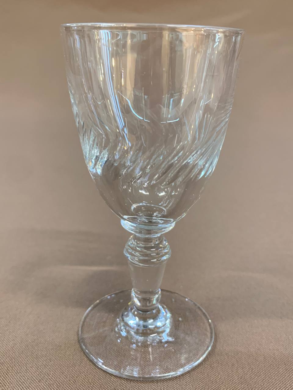 128. Рюмка на ножке, "Мальцов", хрусталь, выдувание, резьба, кон IXX нач XX века,  высота 110 мм, объем 70 мл