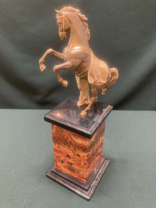 Часы скульптура «Конь» яшма,бронза. 32,5 см.