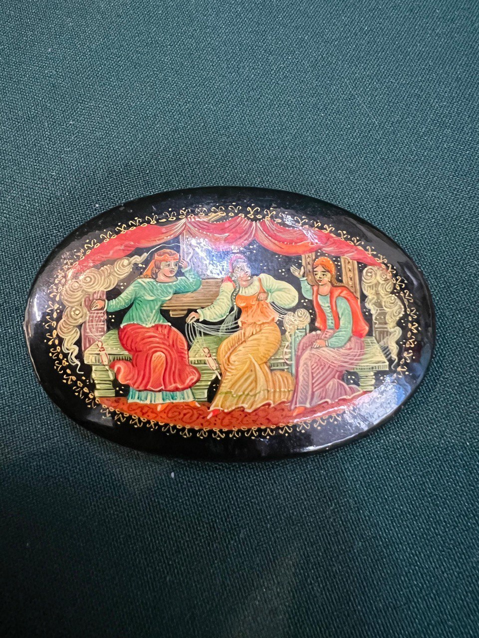 Брошка " Три девицы под окном …" папье маше. СССР.