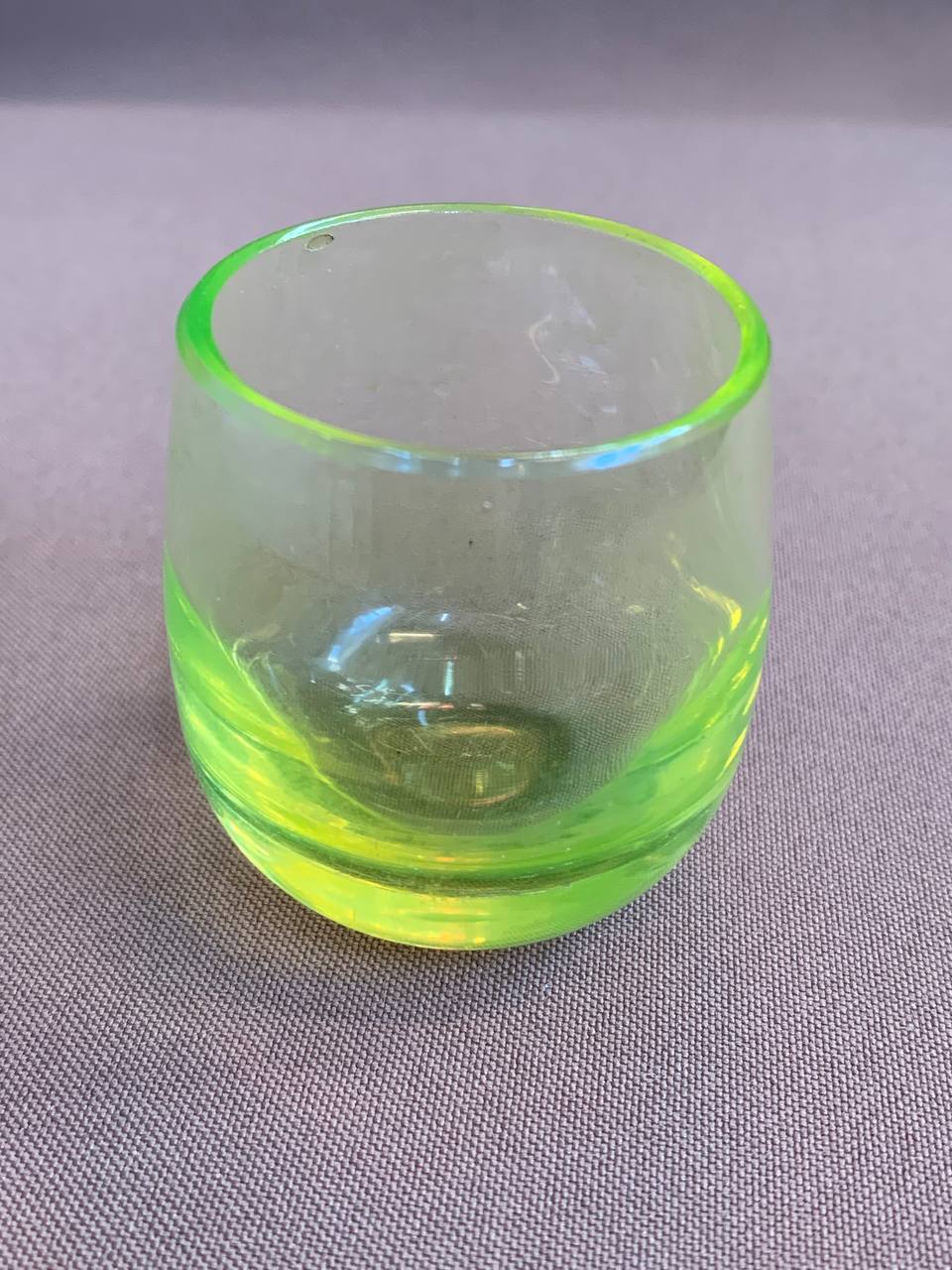 106. Рюмка , СССР , пер. пол.  ХХ века, урановое стекло, высота 47 мм, объем 40 мл.СССР , пер. пол.  ХХ века