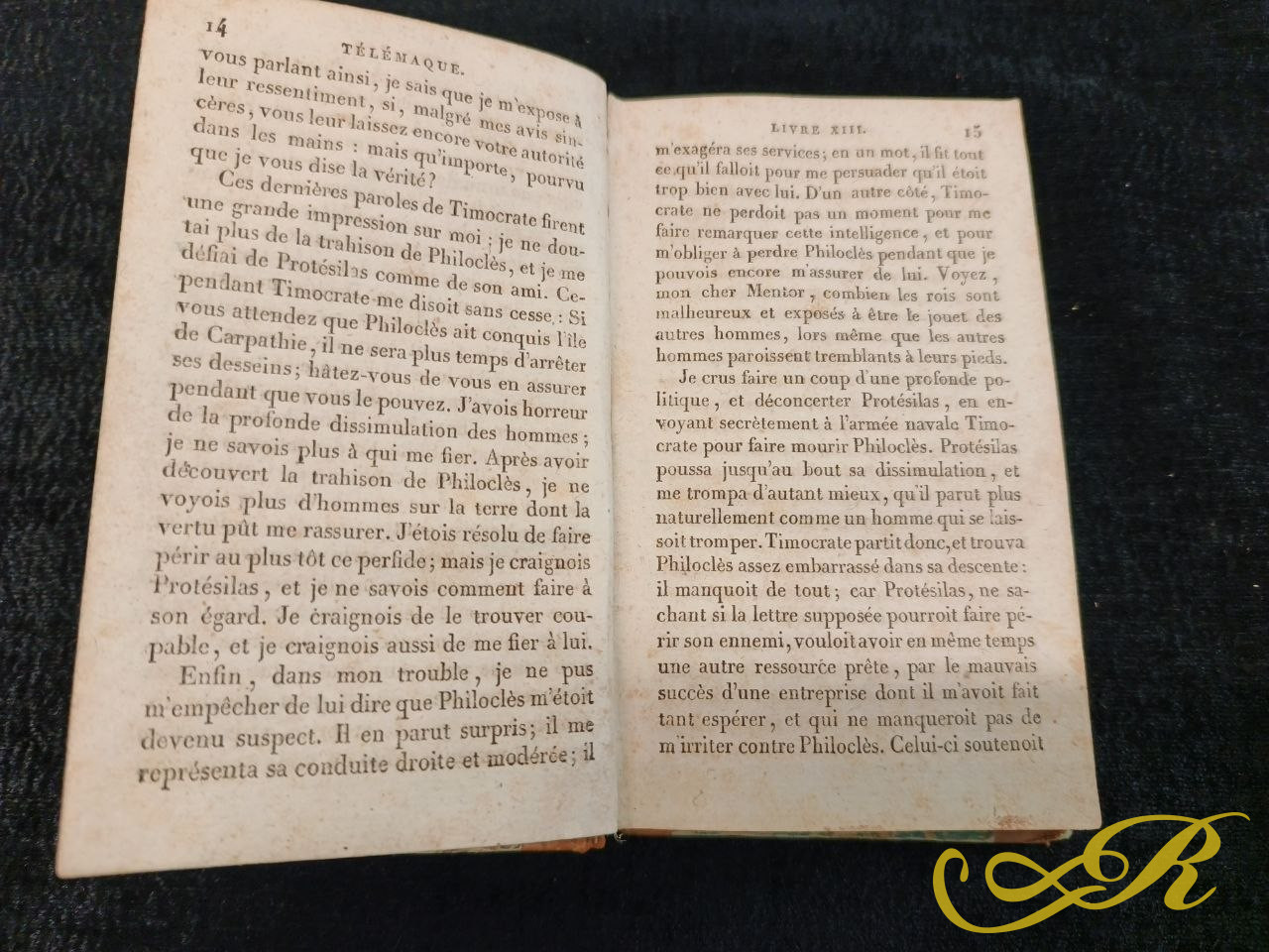  антикварная книга — «Приключения Телемака» (Les Aventures de Télémaque) французского писателя Франсуа Фенелона.