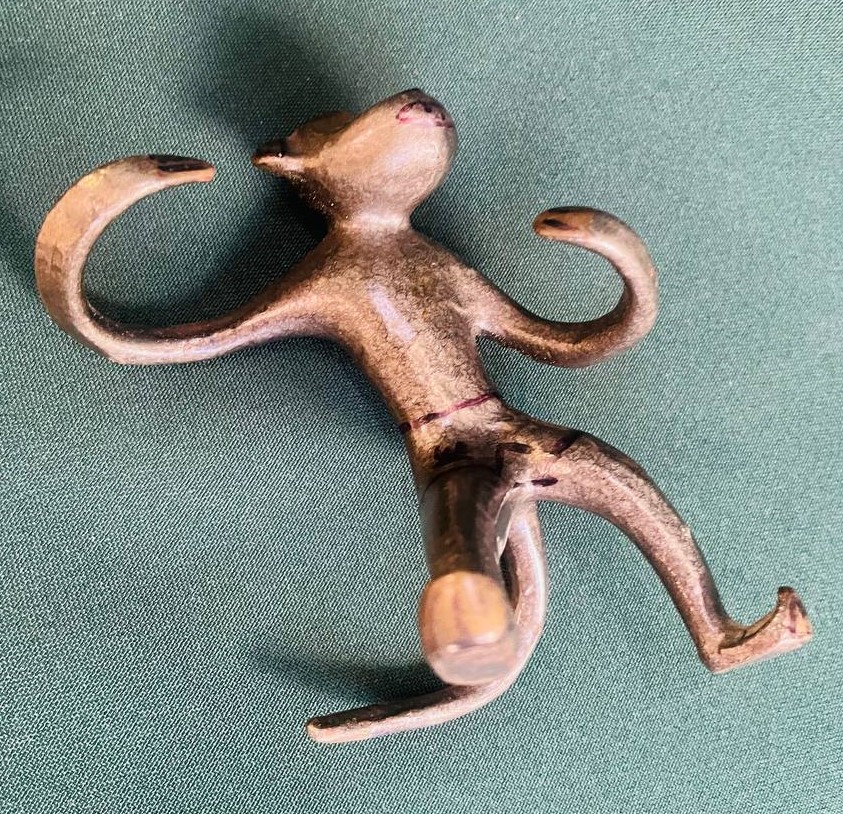 Фигура Обезьянки (подставка-держатель солонки и перечницы), бронза.