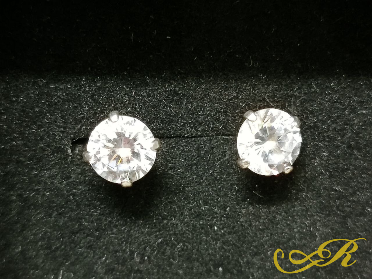 Серьги, гвоздики. Винтовая застежка. Серебро 925 пр. Длина -1,5 см. Камень - 6 мм.