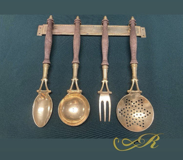 Кухонный набор. Испания. Бронза, дерево.