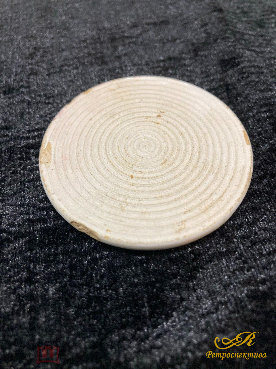 Фарфоровая крышка от баночки для парфюмерии или косметики. Бренд : MAISON Dorin Paris. 1890 год.