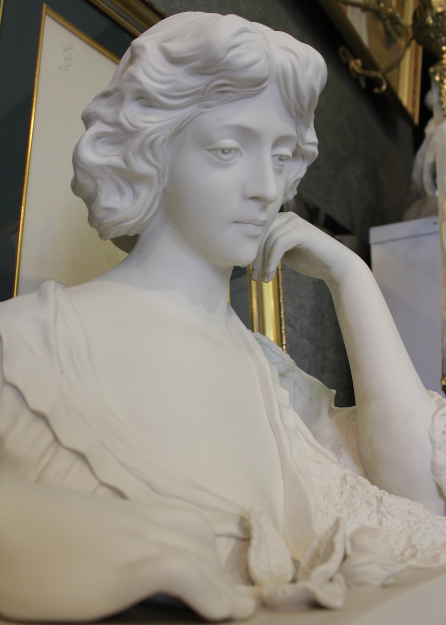 Скульптура-бюст "Девушка с розой",  Севр, Франция, XIX в.