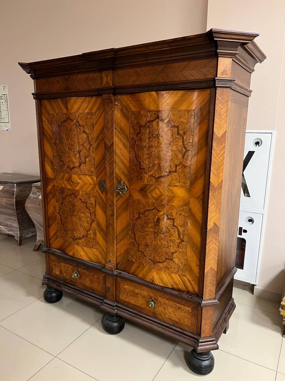 Шкаф платяной. Материал: массив дерева, корневой шпон, Российская Империя, кон. ХVIII века. Размеры: 182Х165х63 см