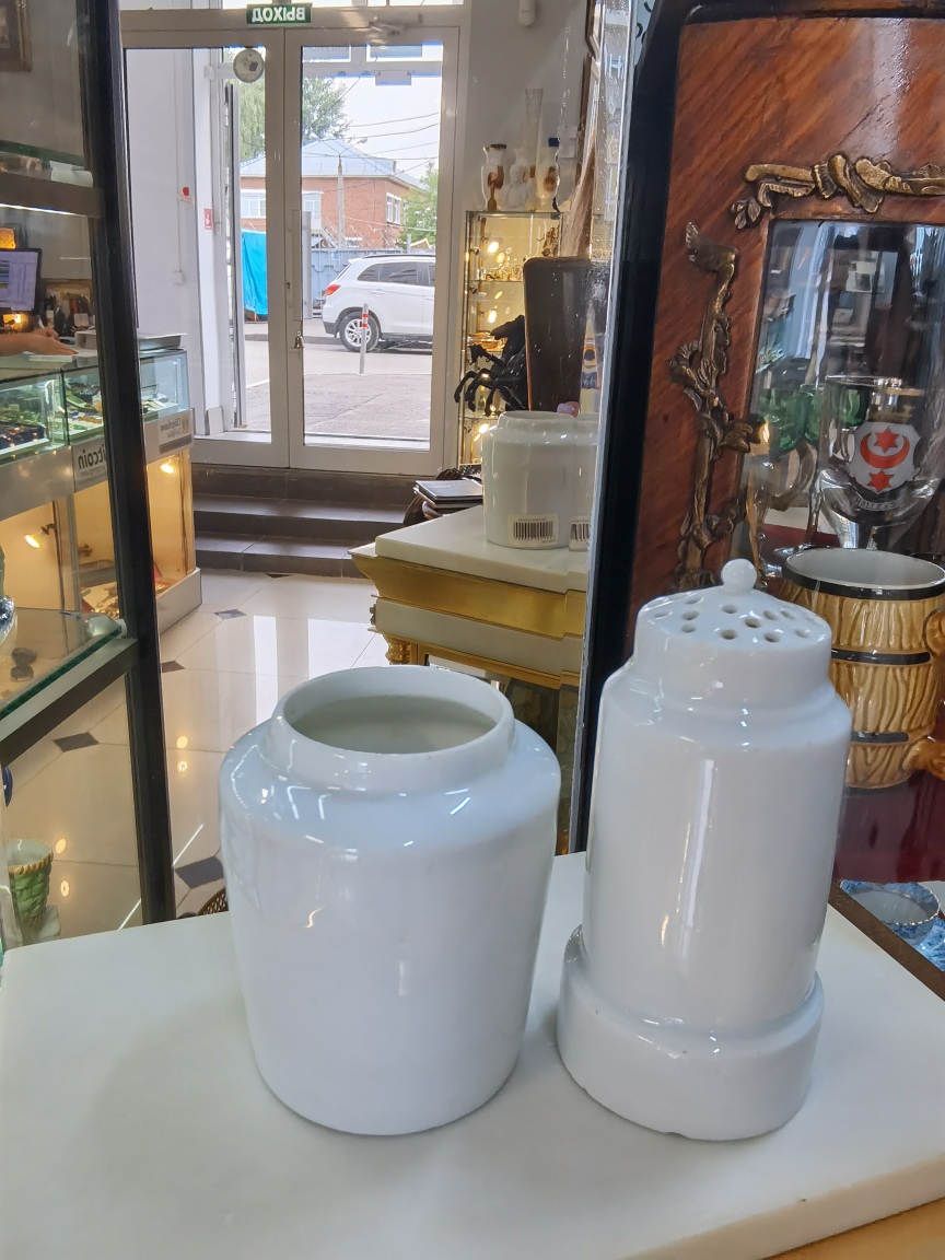 Фарфоровые перечница и соусница. Кузнецов.