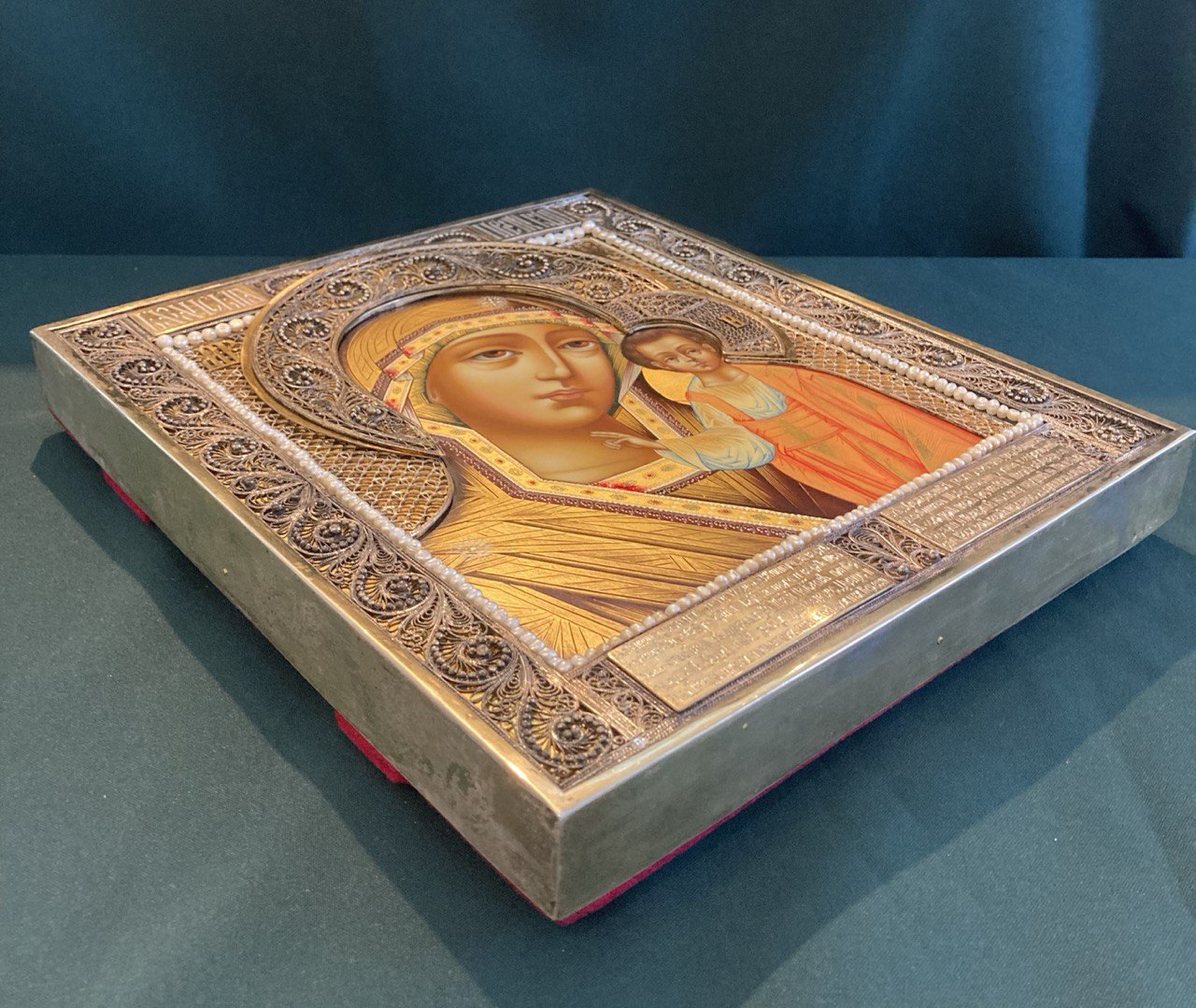 Икона в серебряном окладе Казанской  Пресвятой  Богородицы..